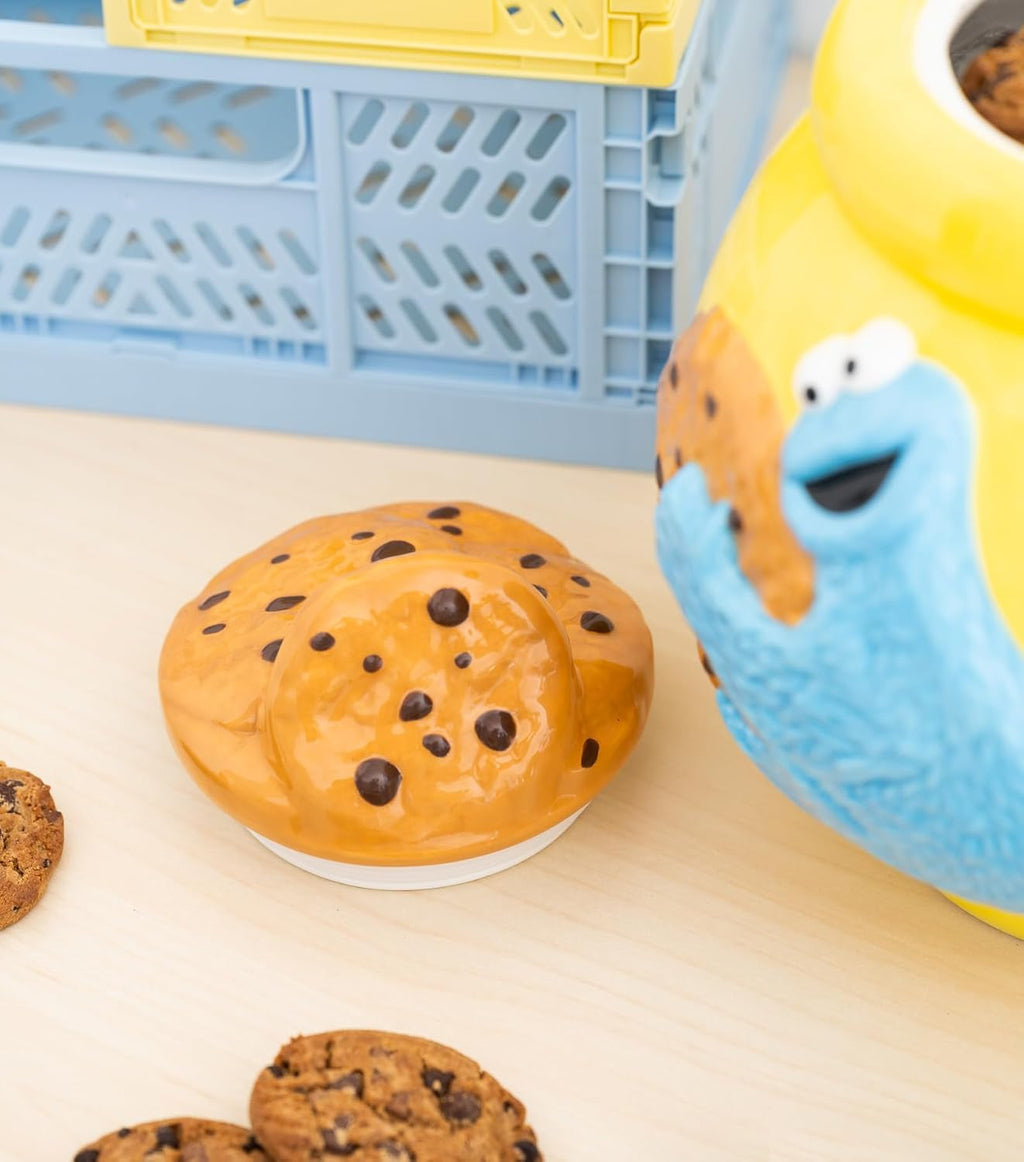 Grupo Erik borcan ceramic pentru biscuiți Sesame Street Cookie Monster - Borcan pentru biscuiți cu capac Mare 21.0 x 27.0 x 22.0 cm Borcan de depozitare cu capac Marfă oficială Sesame Street Cutii depozitare alimente Naty Shop