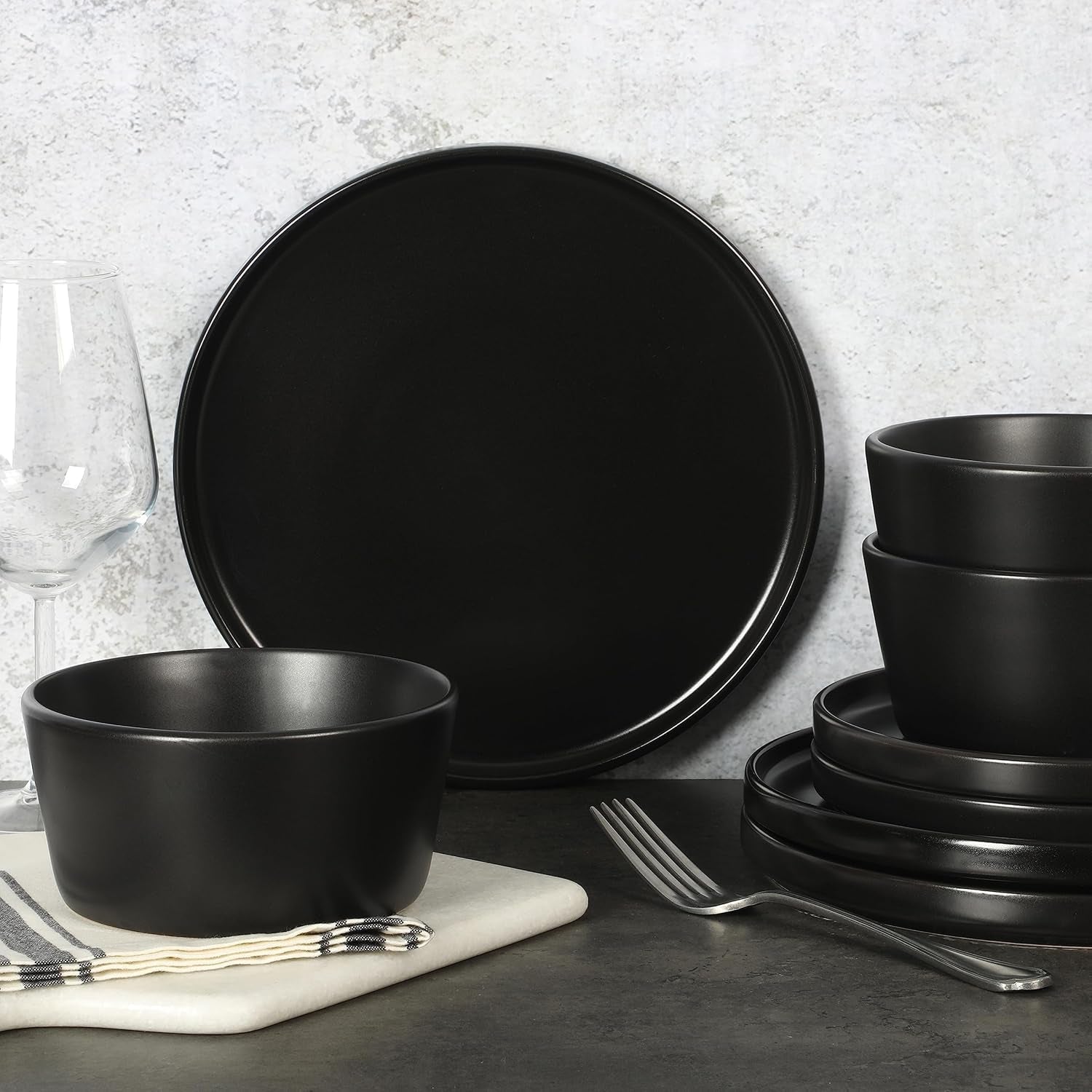 Set de veselă Bowery, 32 de piese, negru mat, gresie, farfurii, boluri și căni, serviciu pentru 8 persoane