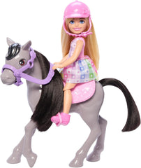 Barbie Chelsea und Pony Puppe und Pony - Aufsatteln zur Spielzeit für sicheres Sitzen auf dem Pferd, rosa Sattel und Steigbügeln, inklusive Helm und süßem Karo-Kleid, für Kinder ab 3 Jahren, HTK29