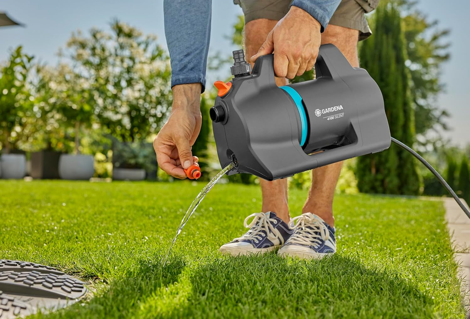 Set silențios pentru pompă de grădină Gardena 4100: Pompă de irigații foarte silențioasă și inovatoare, cu racord de aspirație de 3,5 m și furtun Classic de 20 m, debit 4100 l/h, motor de 550 W, impermeabilă, economică (9051-20)