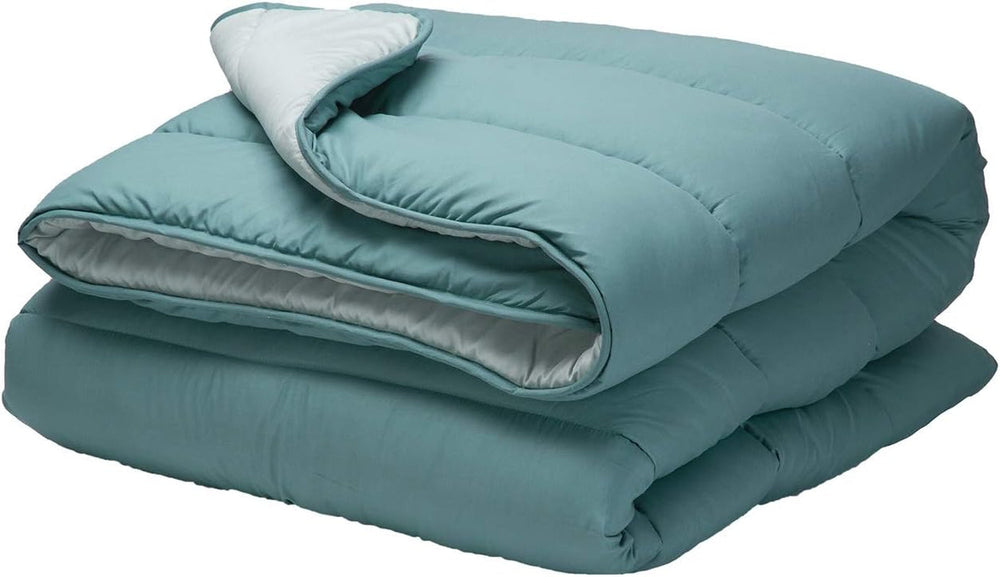 Pikolin Home – Wendedecke 300 g – zweifarbige nordische Füllung – für Bett 90 – bequem, warm, atmungsaktiv, grün, 150 x 220 cm Bettdecken und Steppdecken Naty Shop dunkelgrünes Kissen 100/105 – 180 x 260 cm