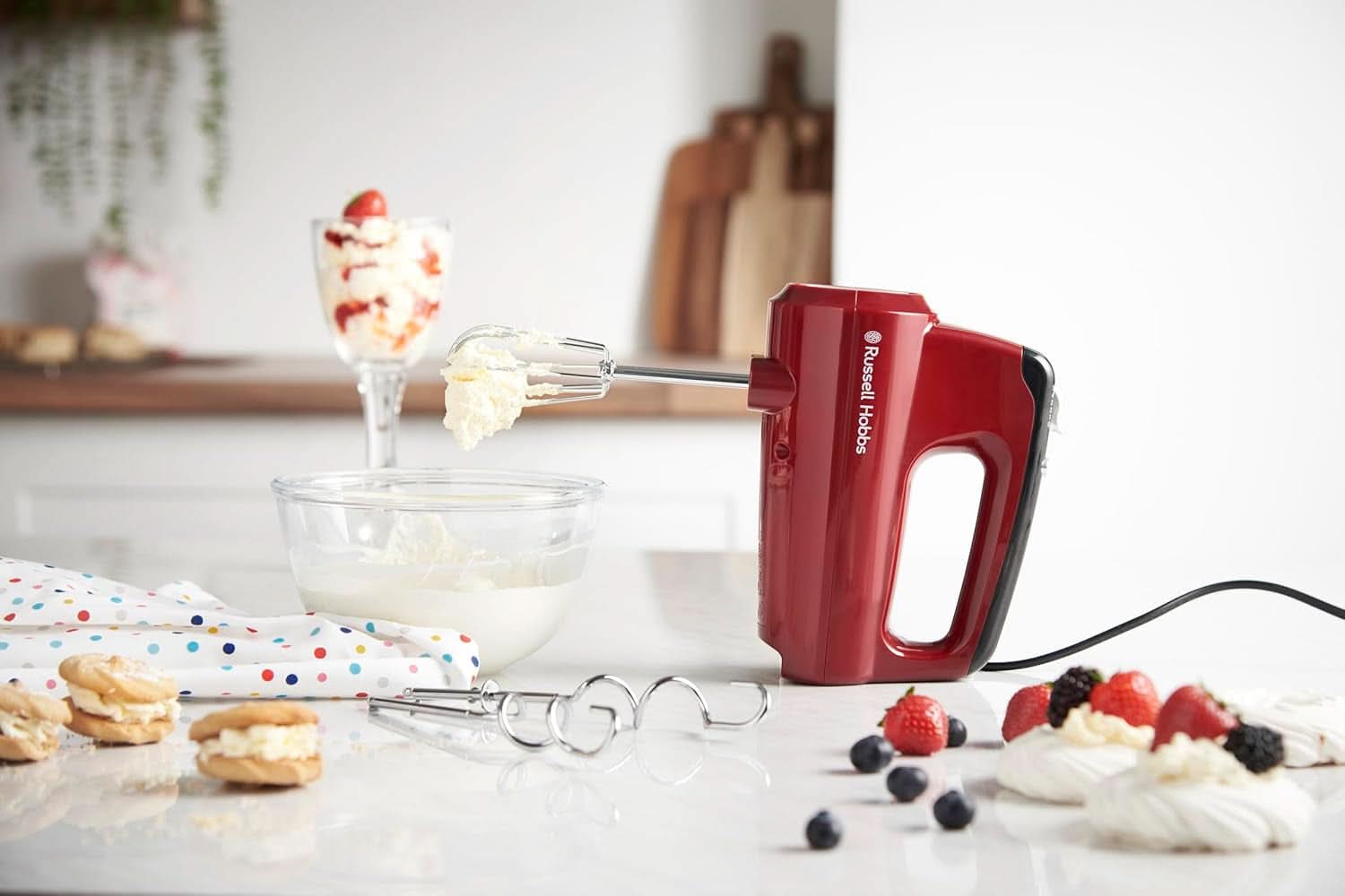 Russell Hobbs Handmixer [Handrührgerät] Desire Rot (5 Geschwindigkeitsstufen+Turbofunktion, 2 spülmaschinengeeignete Rührbesen & Knethaken, Auswurftaste, Aufrechte Parkposition) Handrührer 24670-56 Kitchen Naty Shop