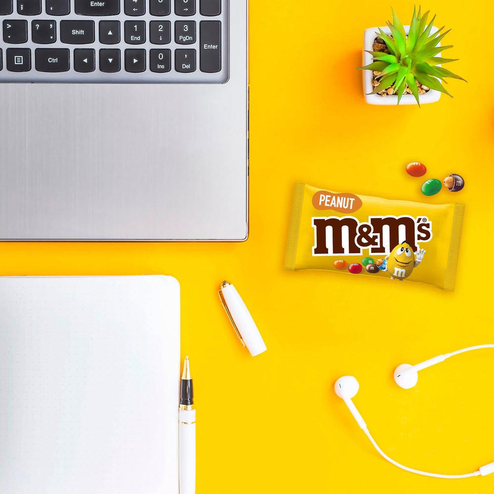 M&M's Peanut, pachet vrac de ciocolată, 24 x 45g, linte cu ciocolată și aromă de arahide, cadou de ciocolată (1080g), ideal ca delicatesă cu tematică de fotbal american