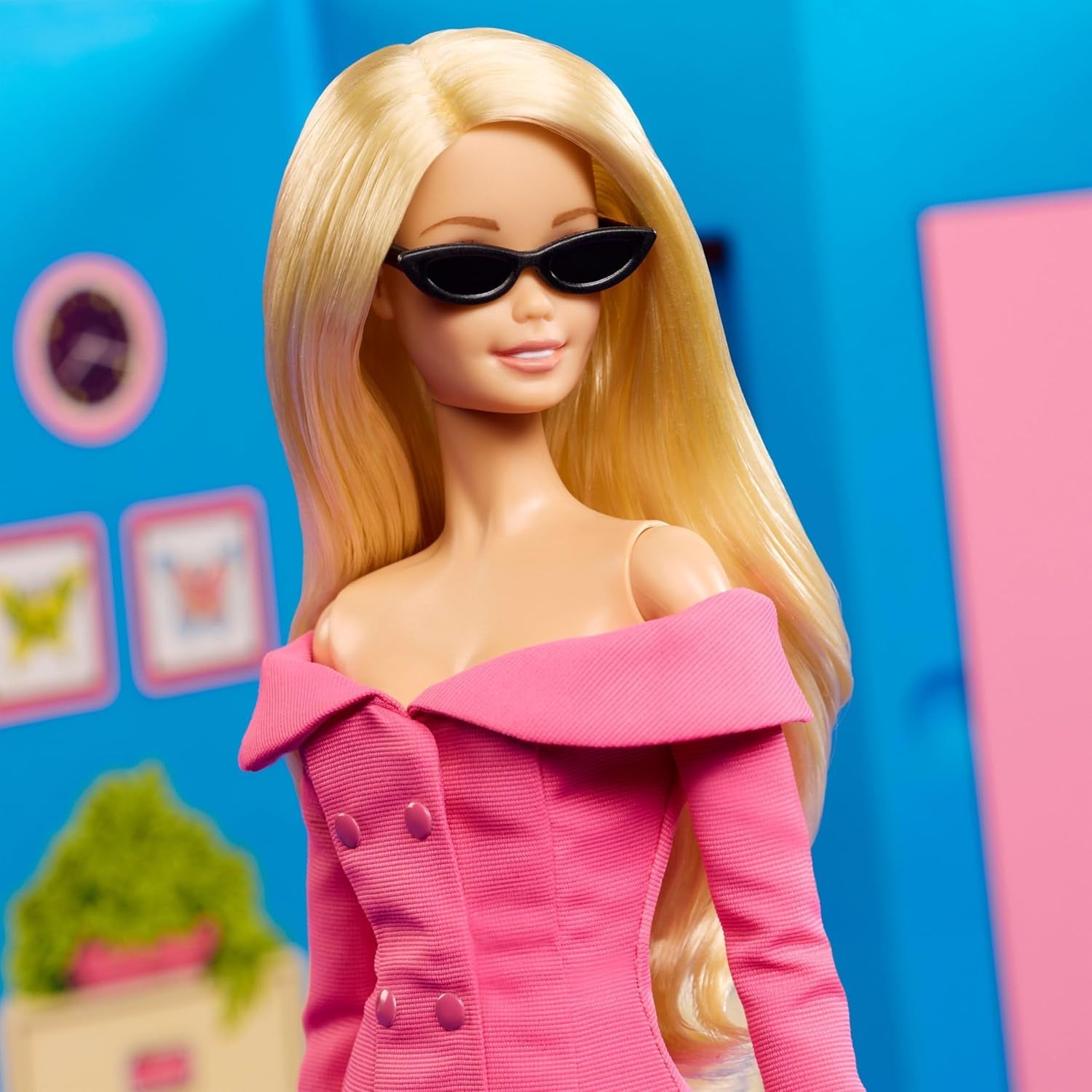 Barbie Signature gestylt von Andrew Mukamal Modepuppe, Sammelpuppe mit 3 Day-to-Night Looks und Accessoires, mit Puppenständer, JBH81