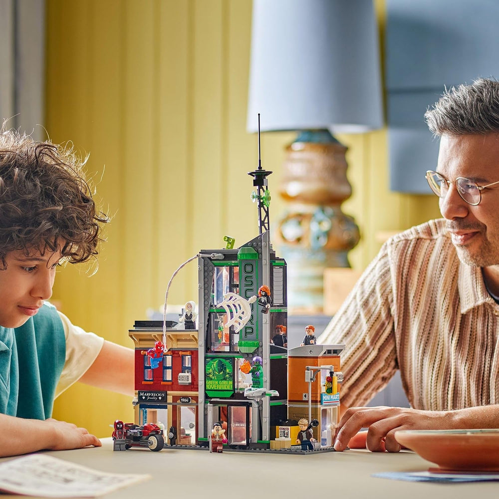 LEGO ǀ Marvel Spider-Man vs. Oscorp - Bauset zum Sammeln für Kinder mit 8 Minifiguren, darunter auch Spider-Woman, Miles Morales, Ghost Spider und Green Goblin - Geschenk ab 10 Jahren - 76324