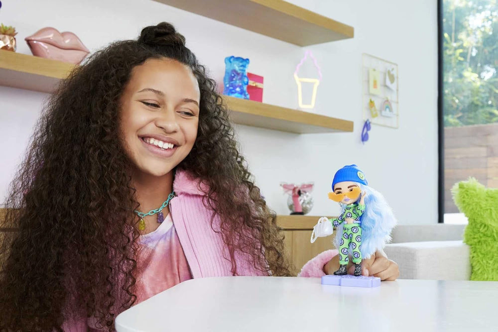 Barbie HGP65 - Extra Minis Puppe (ca 14 cm), trägt 2-teilige Mode mit Emoji-Druck, mit Puppenständer und Zubehör wie Sonnenbrille und Geldbörse, Puppen Spielzeug für Kinder ab 3 Jahren