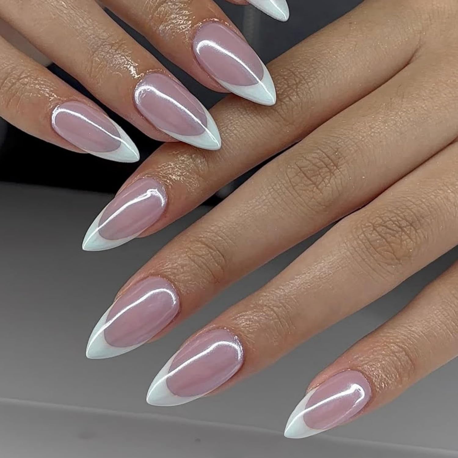 Unghii cromate autoadezive - Unghii maro cu sclipici pentru lipire, culoare migdale medii, unghii false strălucitoare, unghii artificiale pentru lipire, unghii acrilice glazurate pentru femei, 24 bucăți