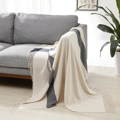 Amazon Basics Throw Blanket, ușor, poliester reciclat, cameră Decor Cosy Blanket, 127 X 152 Cm, alb fildeș cu model albastru Check Paturi si Cuverturi Besuche den Amazon Basics-Store Alb fildeș cu model în carouri albastre