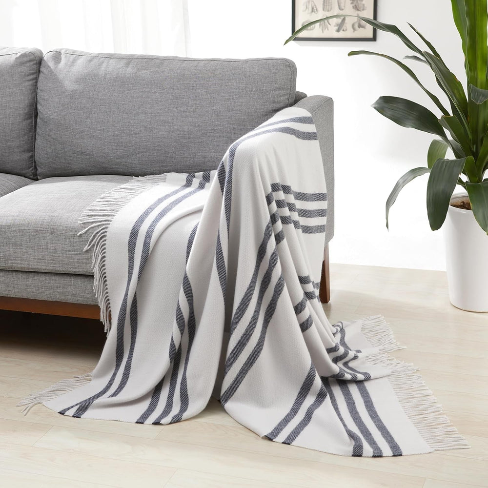 Amazon Basics Throw Blanket, ușor, poliester reciclat, cameră Decor Cosy Blanket, 127 X 152 Cm, alb fildeș cu model albastru Check Paturi si Cuverturi Besuche den Amazon Basics-Store Gri deschis cu dungi albastre