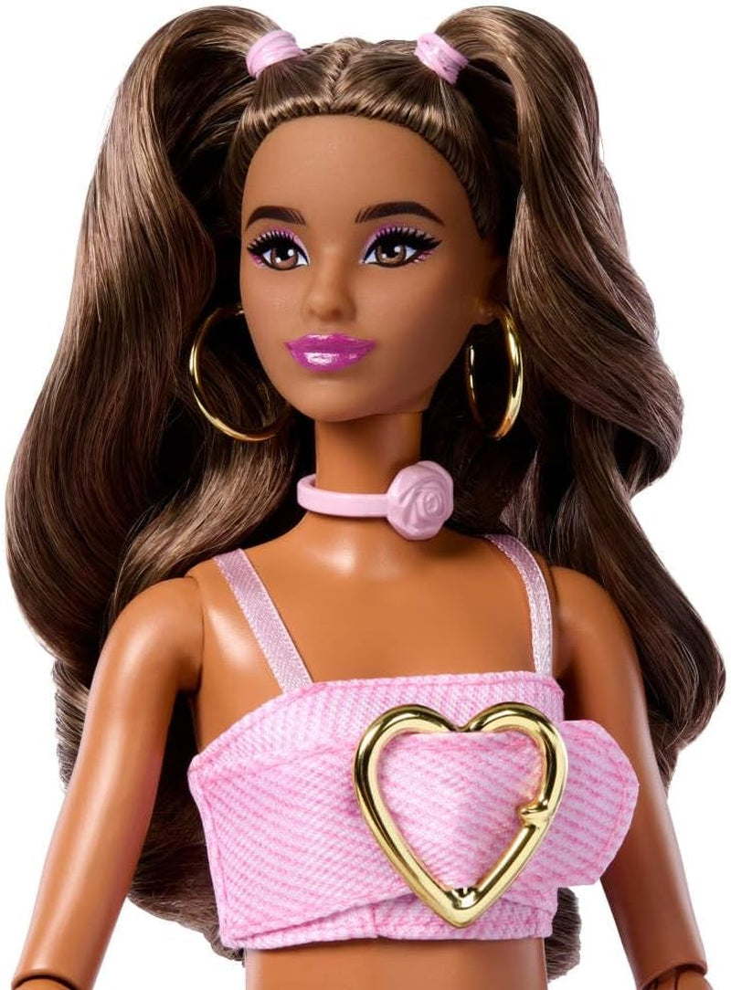 Barbie Deluxe Style-Puppe Nr. 12 in rosa bauchfreiem Denim-Oberteil mit ausgestellten Jeans mit aufgedruckten Rosen, gewellte braune Haare, Zubehörteile wie Rosen-Handtasche und Schmuck,JJN72