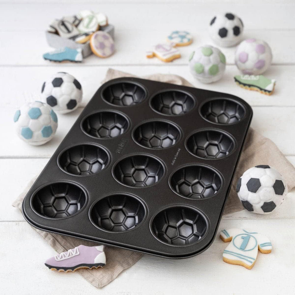 Zenker 12Er Muffinform – Muffinbackblech Für Muffins Und Cupcakes Aus Der Serie Soccer Baking– Hitzebeständiges 12Er Muffinblech Mit Antihaftbeschichtung, Schwarz Formen und Bleche zum Backen Naty Shop