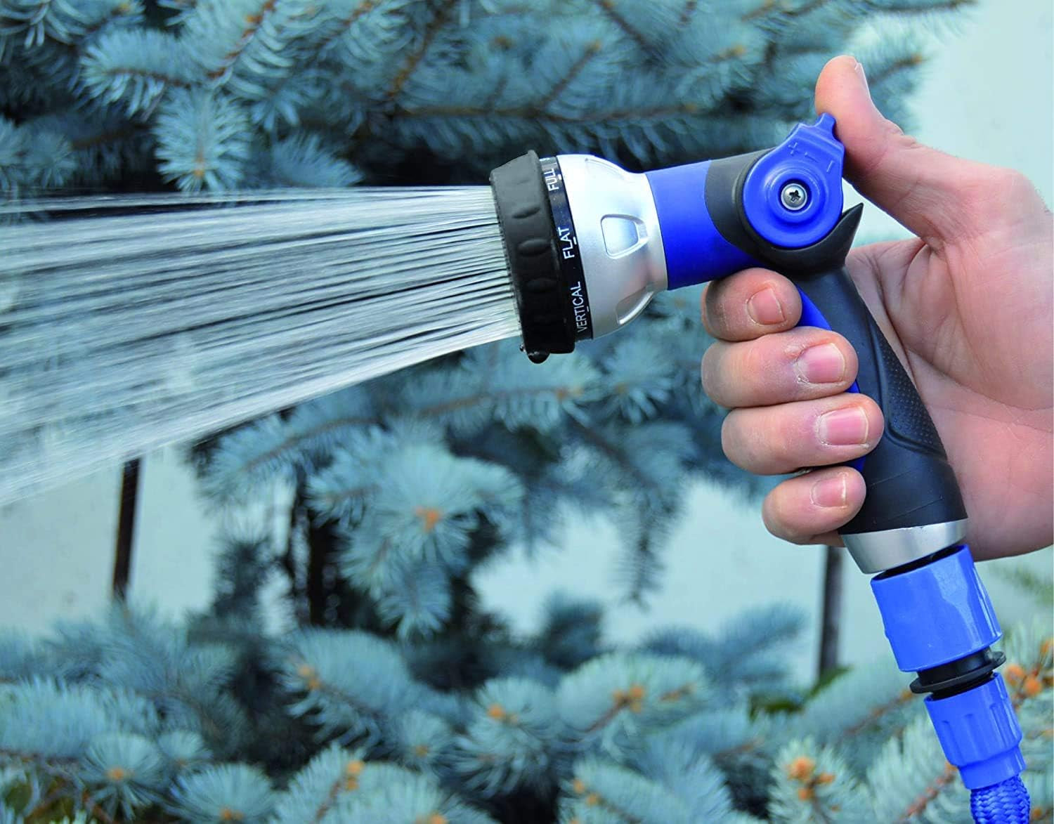 590078 – Set furtun spiralat, albastru, 15 metri (diametru 9 mm) + pistol multifuncțional cu 8 duze + filet interior automat cu adaptor ¾-½ + 2 conectori rapizi + suport de agățare