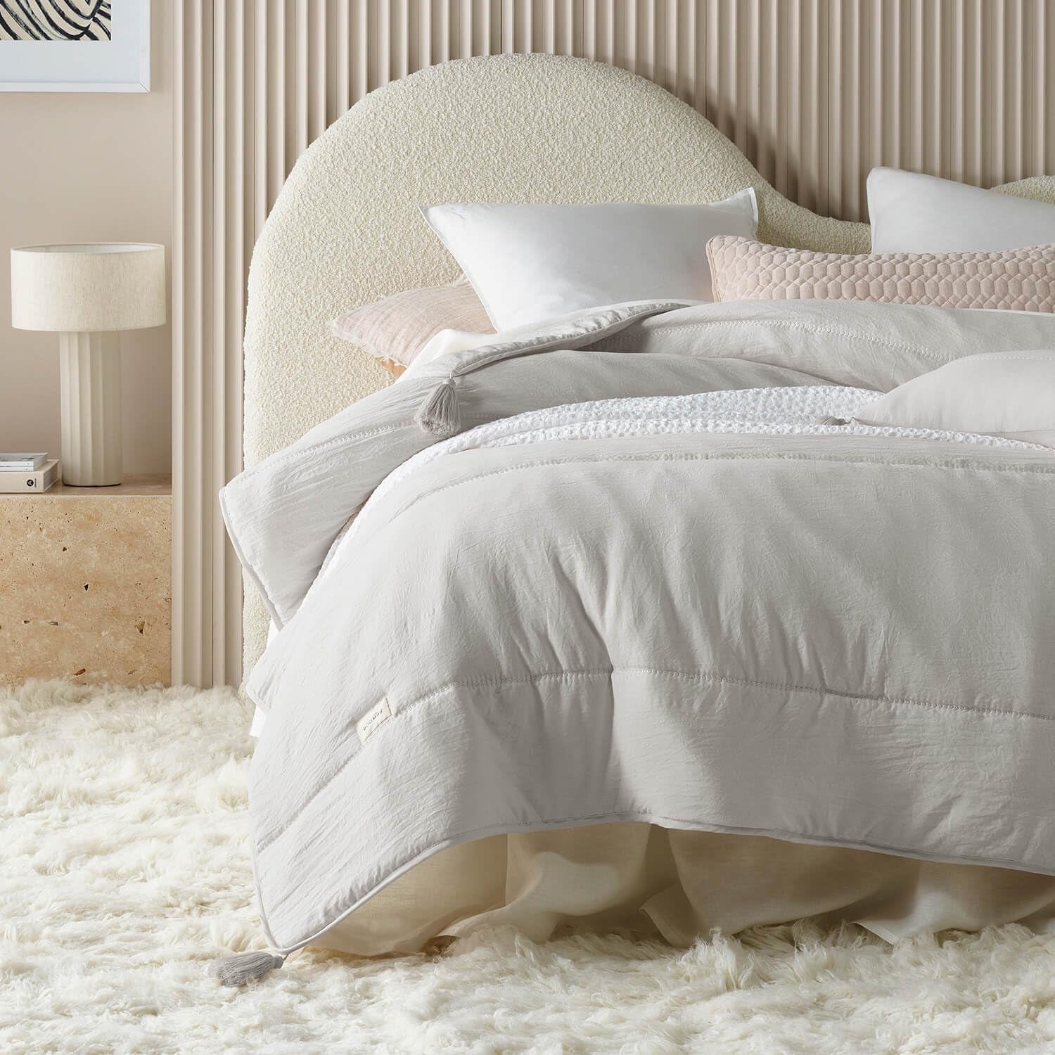 ROOM99 Noemi Cuvertură de pat elegantă în crem 170 X 210 Cm Cuvertură de pat versatilă ca cuvertură de pat sau canapea Pătură de aruncat pentru pat și canapea Stilul quilt Ideal ca cuvertură de pat Paturi si Cuverturi Besuche den ROOM99-Store Gri deschis 220X240