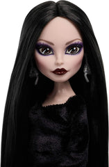 Monster High x Wednesday Puppe, Morticia Addams Sammelfigur im schwarz-purpurrotem Samtkleid mit Schmuck, von der Serie inspirierte Heels und Puppenständer, JLK99