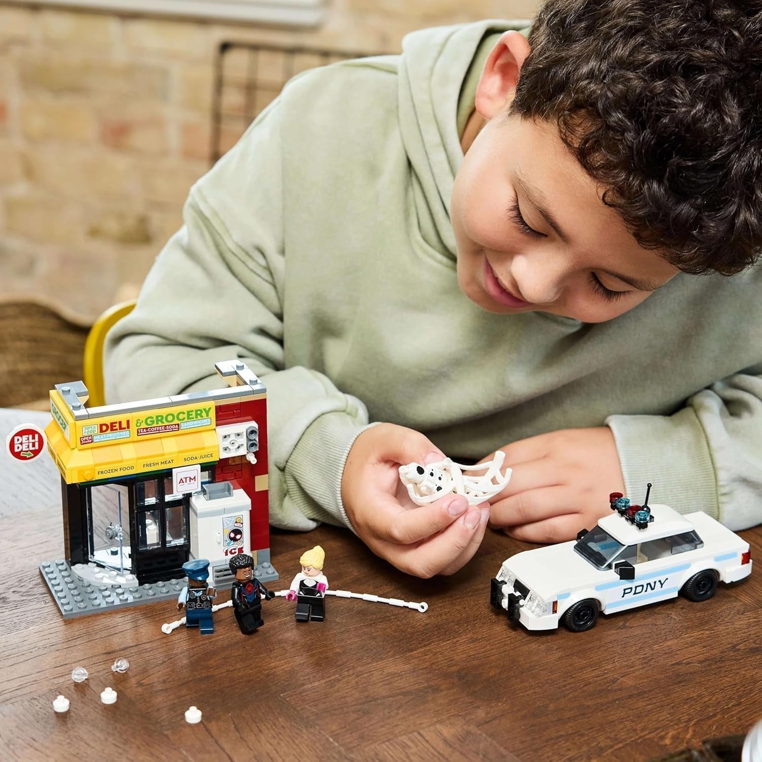 LEGO Marvel Spider-Verse: Miles Morales Vs. Spot – Superhelden-Spielset mit Spielzeugauto – 4 Minifiguren und Minimarkt – Geschenk für Jungen und Mädchen ab 9 Jahren. 76311 Bausets. Besuchen Sie den LEGO-Store