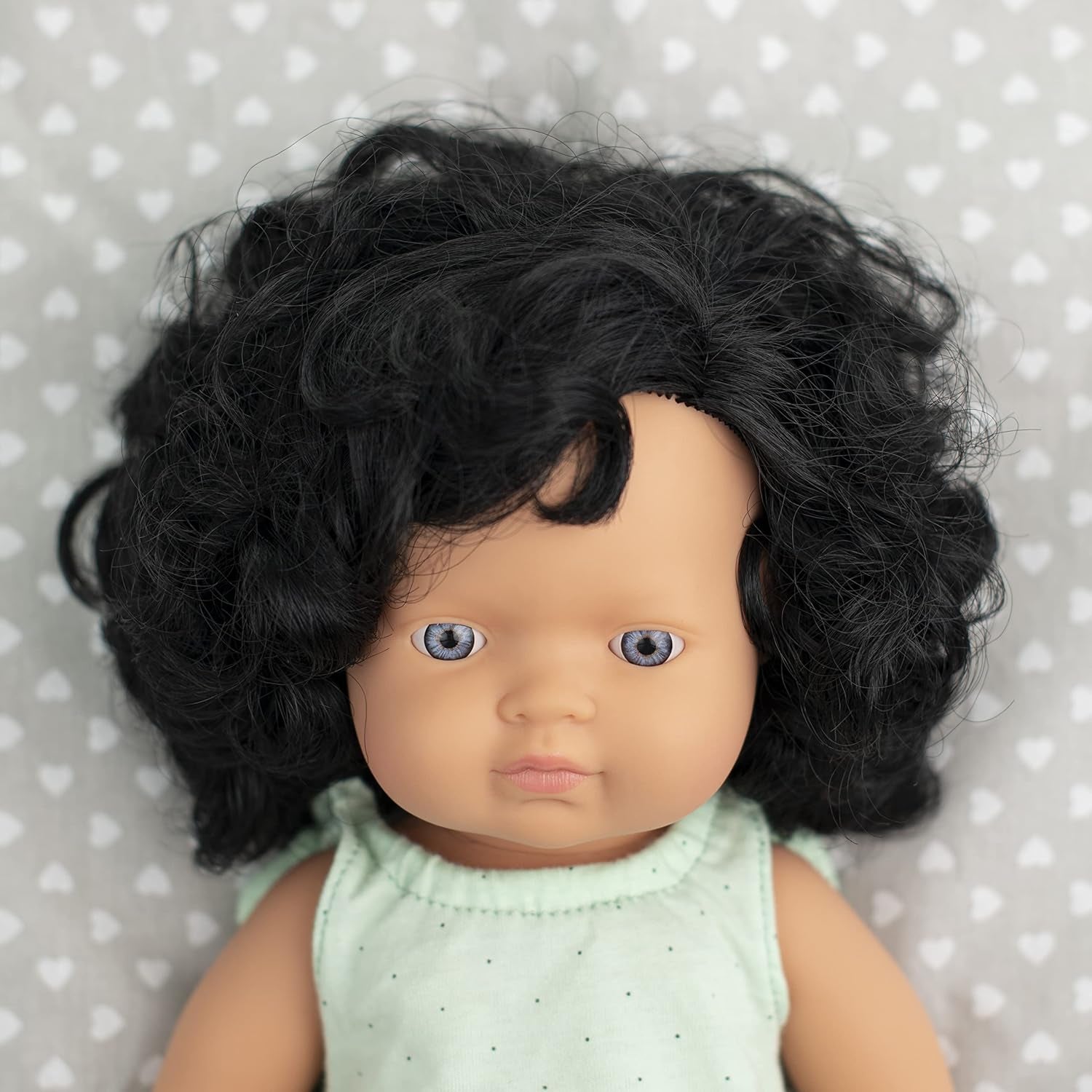 Miniland Dolls: europäische Babypuppe Mädchen mit schwarzen Locken, 38cm, aus weichem Vinyl, in transparenter Tüte. (31232)