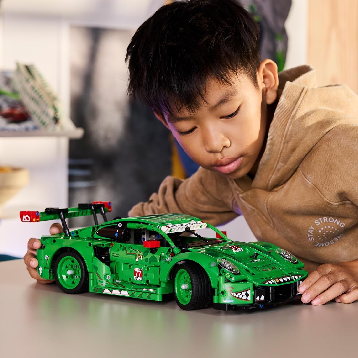 LEGO Technic Porsche 911 GT3 R Rexy AO Racing Rennwagen - Porsche Modellauto - Rennwagen zum Sammeln und Ausstellen - Porsche Modell Bauset ab 11 Jahren - Geschenk für Kinder & Autofans - 42224