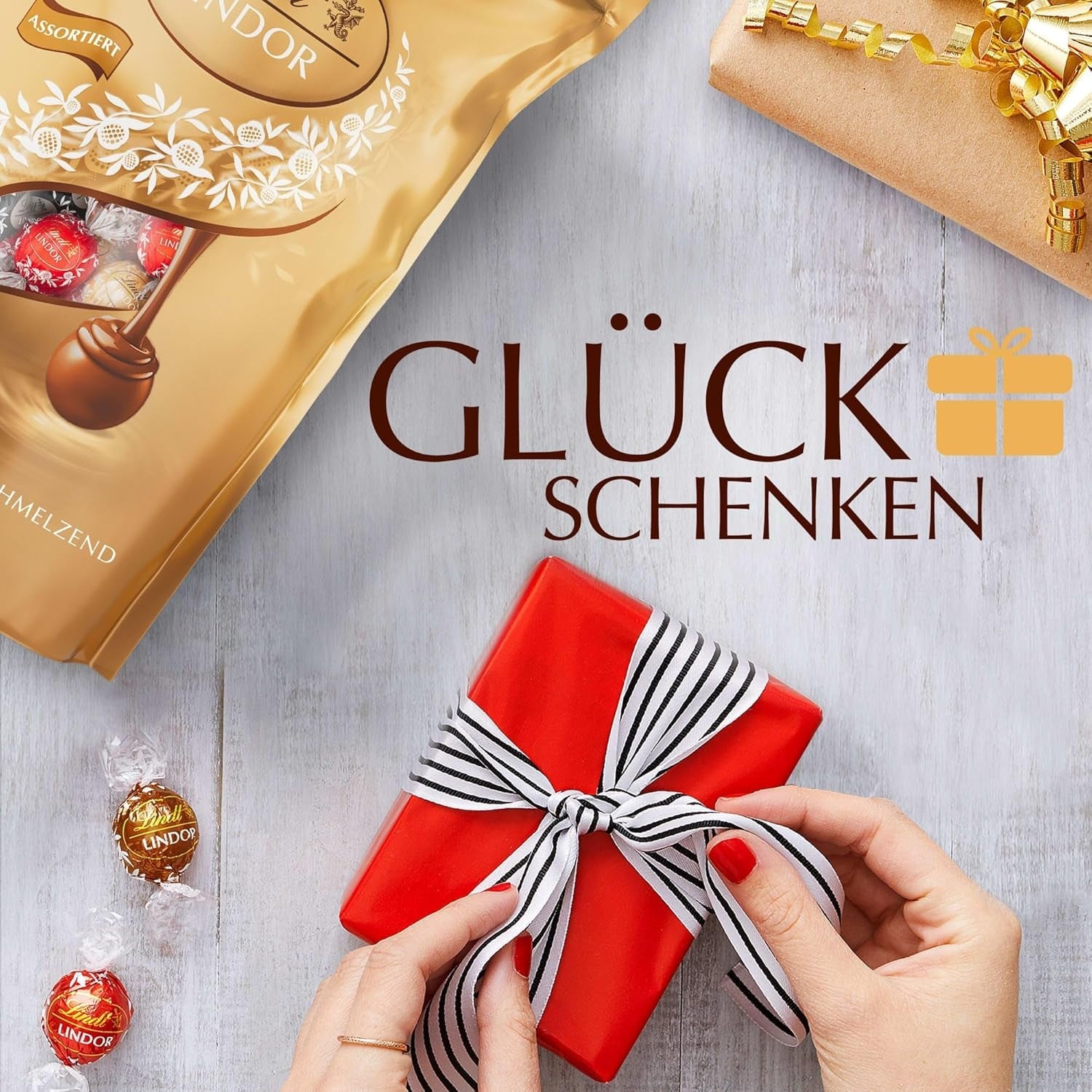 Asortiment clasic de bile de ciocolată Lindt LINDOR | aprox. 80 de bile de ciocolată (cu lapte, albă, neagră 60%, alune) | Pachet vrac, 1 kg