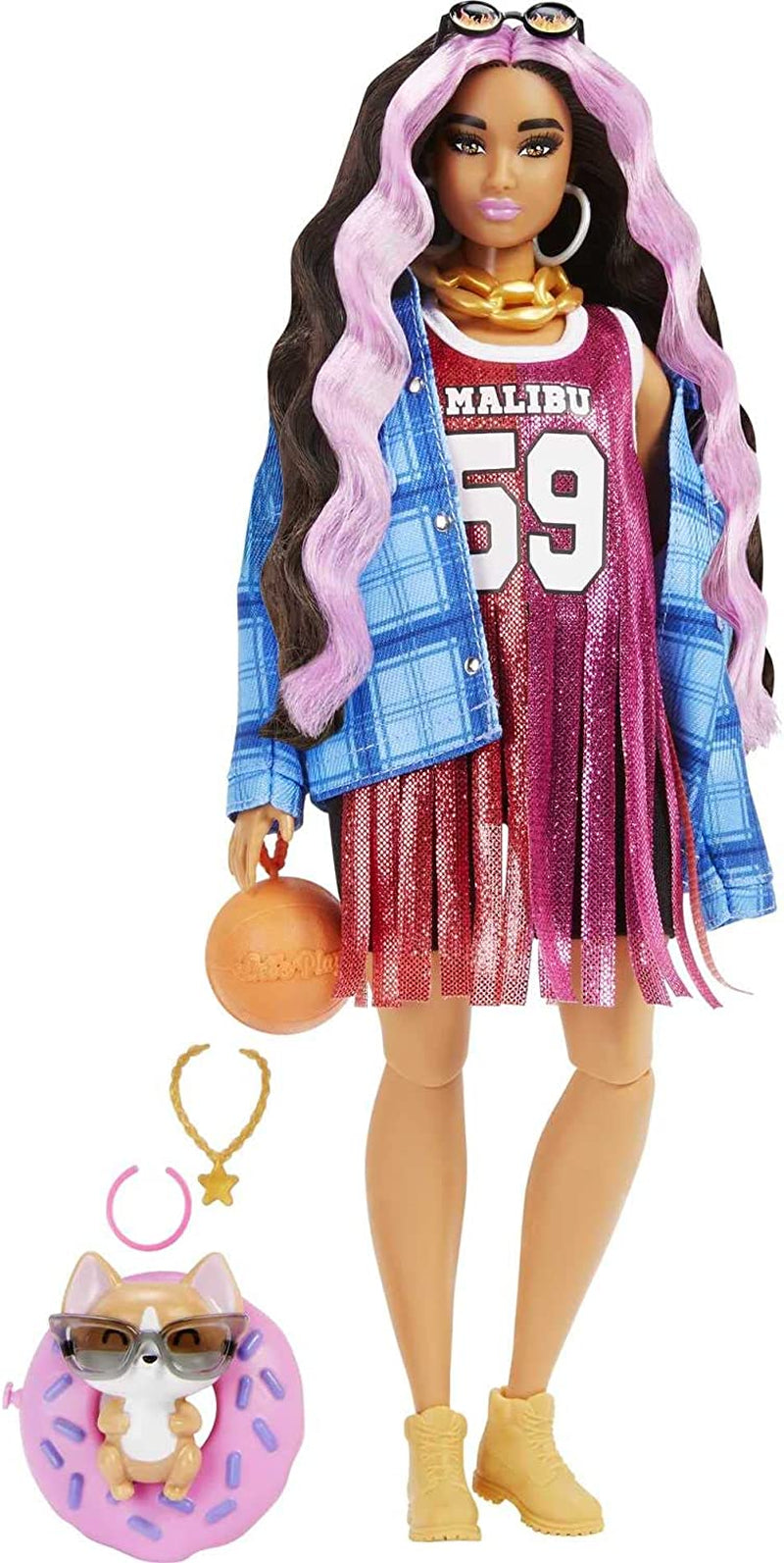 Barbie HDJ46 - Păpușă extra în rochie cu tricou de baschet și accesorii, cu animal de companie Corgi, păr creț extra lung cu șuvițe roz și articulații flexibile, jucărie cadou pentru copii de peste 3 ani Papusi Naty Shop Cizme