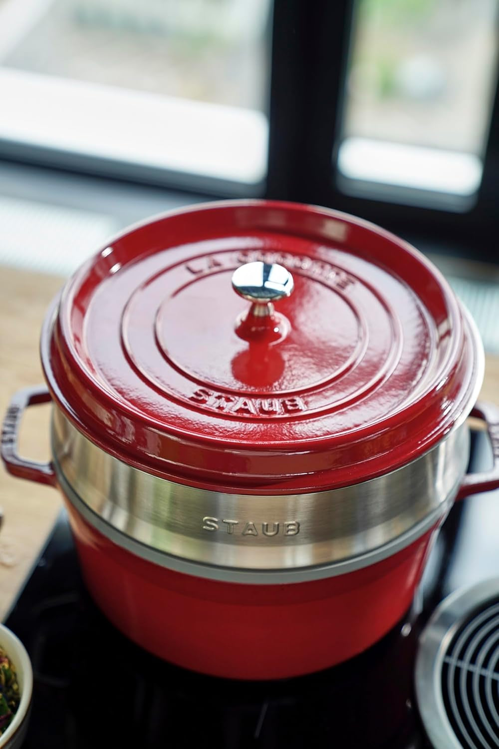 STAUB Gusseisen Bräter/Cocotte, Mit Dämpfeinsatz Aus Edelstahl, Rund 26 Cm, 5,2 L, Aromaregen Funktion Für Optimale Befeuchtung, Für Alle Herdarten Inkl. Induktion & Backofen, Kirschrot, Rot Formen und Backbleche zum Backen Naty Shop