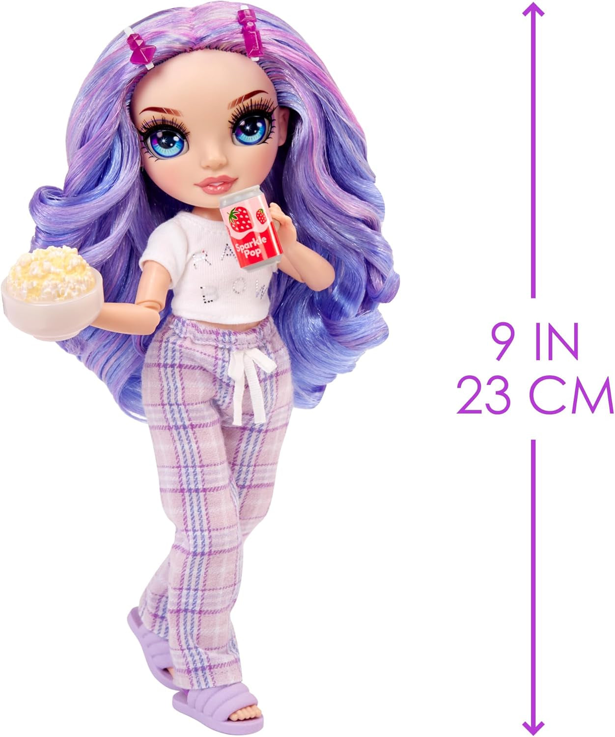 Păpușă Rainbow High Junior High PJ Party - Violet (Mov) - 22 cm cu salopetă moale, papuci și accesorii de joacă - Jucărie pentru copii - Ideală pentru 4-12 ani