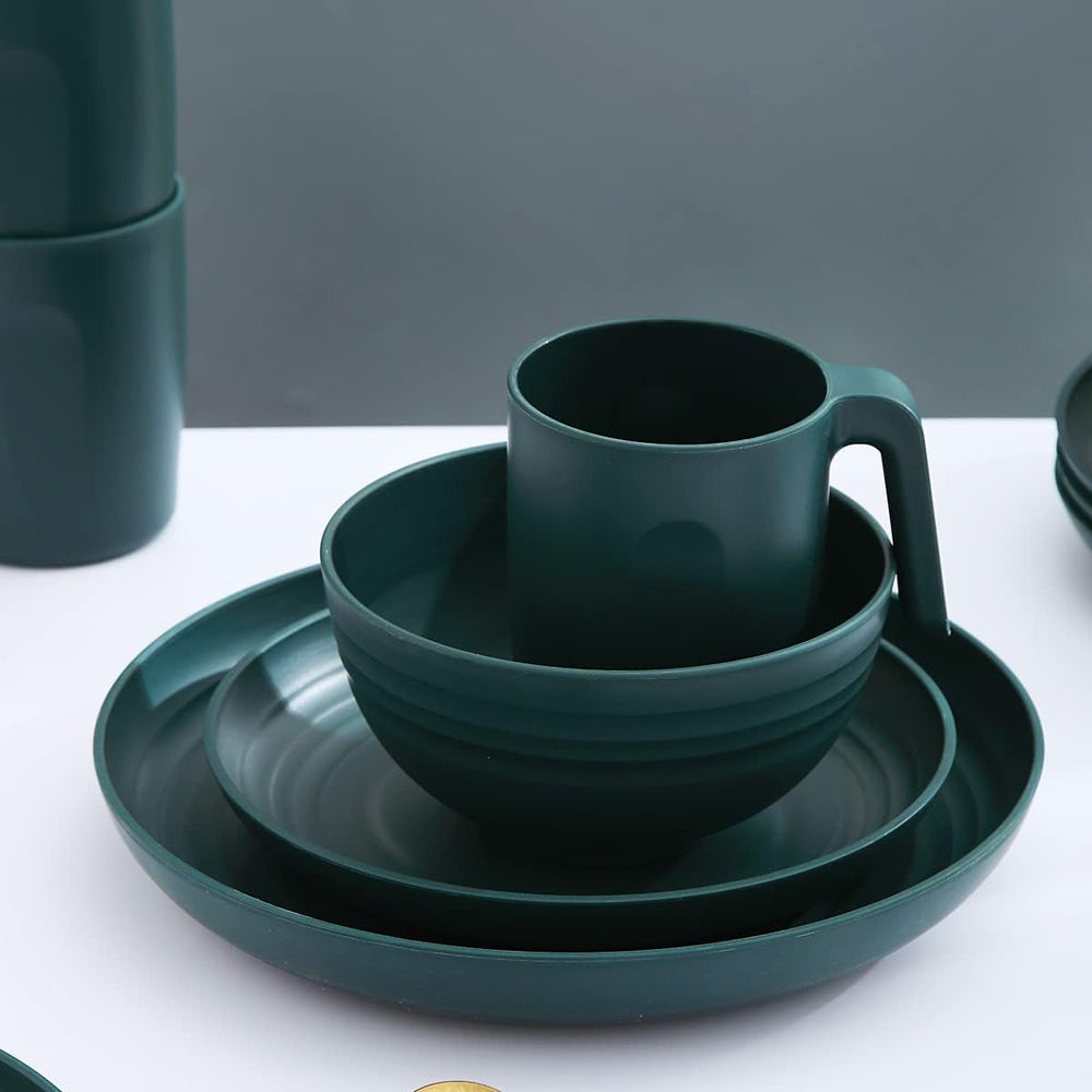 Set de veselă Kyraton din plastic incasabil și reutilizabil, format din 16 piese. Farfurii, căni, boluri și vase ușoare. Ușor de transportat și de curățat. Fără BPA. Pentru 4 persoane.
