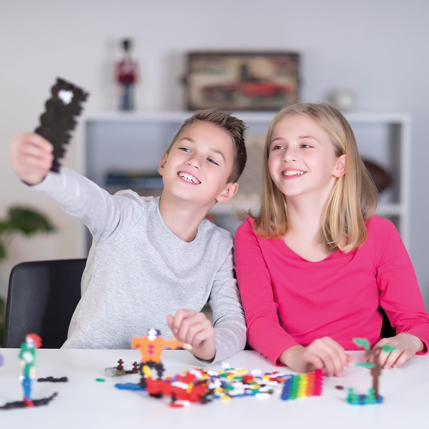 Plus-Plus 7266 Geniales Konstruktionsspielzeug, Dinosaurier-Mix, Bundle aus 4 verschiedenen Kreativ-Bausteine Tubes inkl. Bauplatte, 400 Teile, Mischfarben