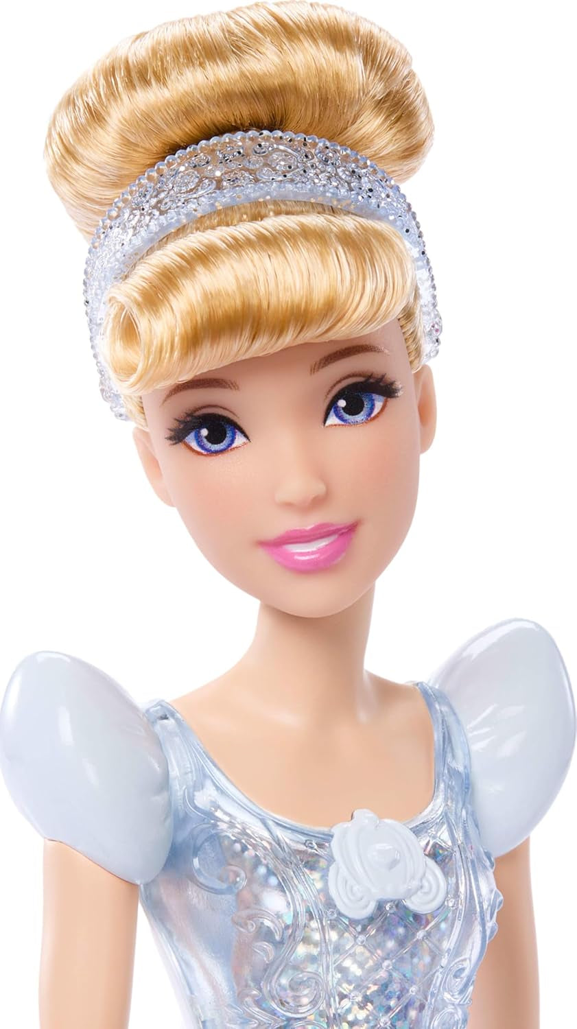 Mattel DISNEY Prinzessin Cinderella - Bewegliche Puppe mit glitzerndem Outfit, abnehmbaren Schuhen und Diadem, kämmbares Haar für Frisierspaß, für Kinder ab 3 Jahren, HLW06