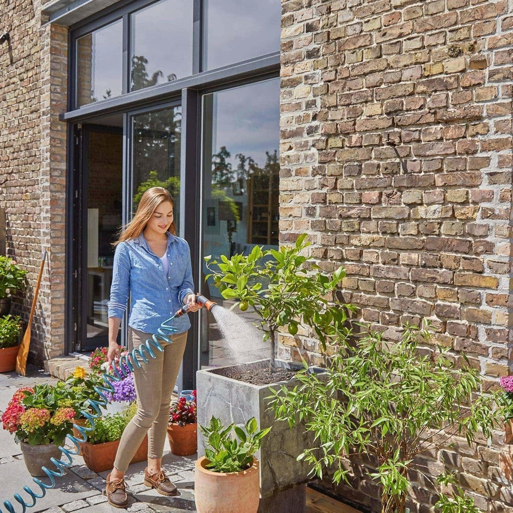 Set complet furtun spiralat Gardena 4647-20, cu retragere automată a furtunului, cu duză de pulverizare și racord robinet (lungime furtun: 10 m, diametru furtun: 9 mm, set: da)