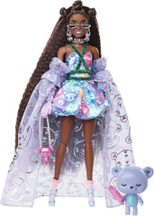 Barbie Extra Fancy, Langen schwarzen Haaren & Teddykleid, Sonnenbrille, Schmuck, Handschuhe, Geldbörse, High Heels, Bär mit EIS am Stiel, inkl. Barbiepuppe, als Geschenk geeignet,HHN13