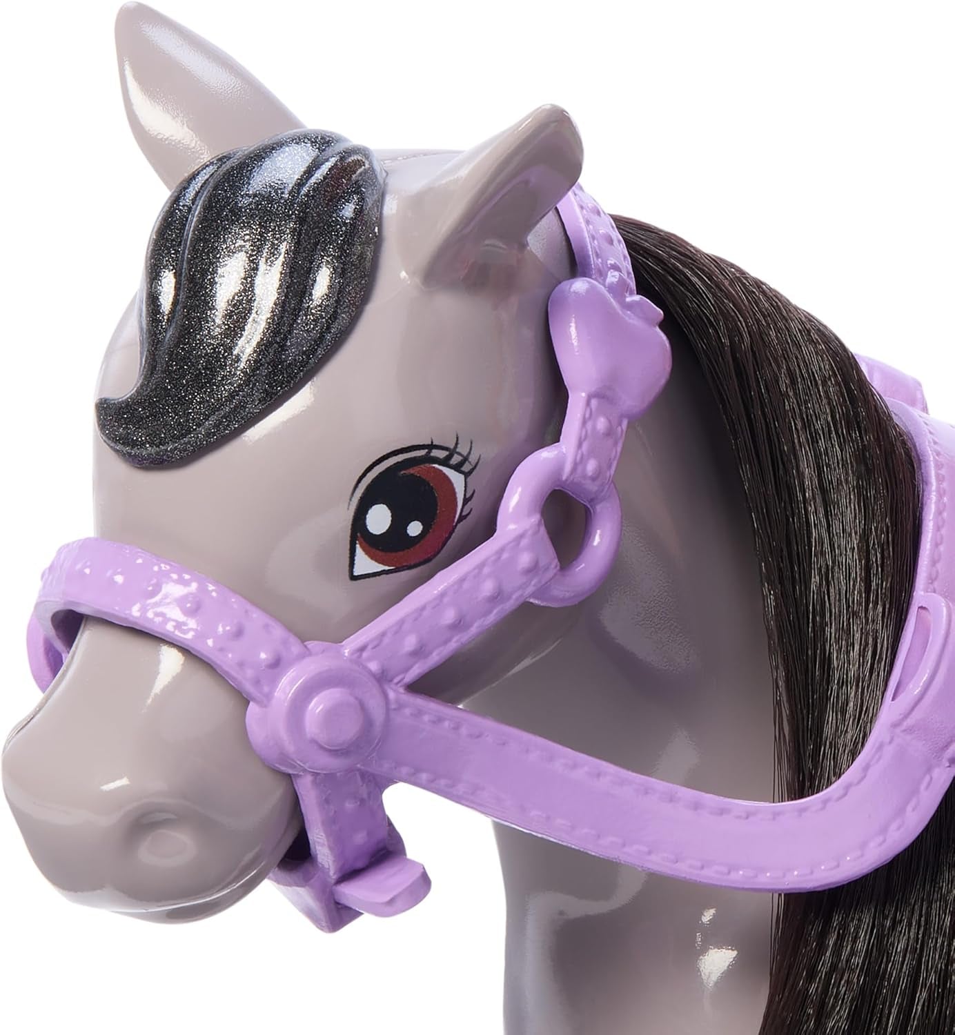 Barbie Chelsea und Pony Puppe und Pony - Aufsatteln zur Spielzeit für sicheres Sitzen auf dem Pferd, rosa Sattel und Steigbügeln, inklusive Helm und süßem Karo-Kleid, für Kinder ab 3 Jahren, HTK29