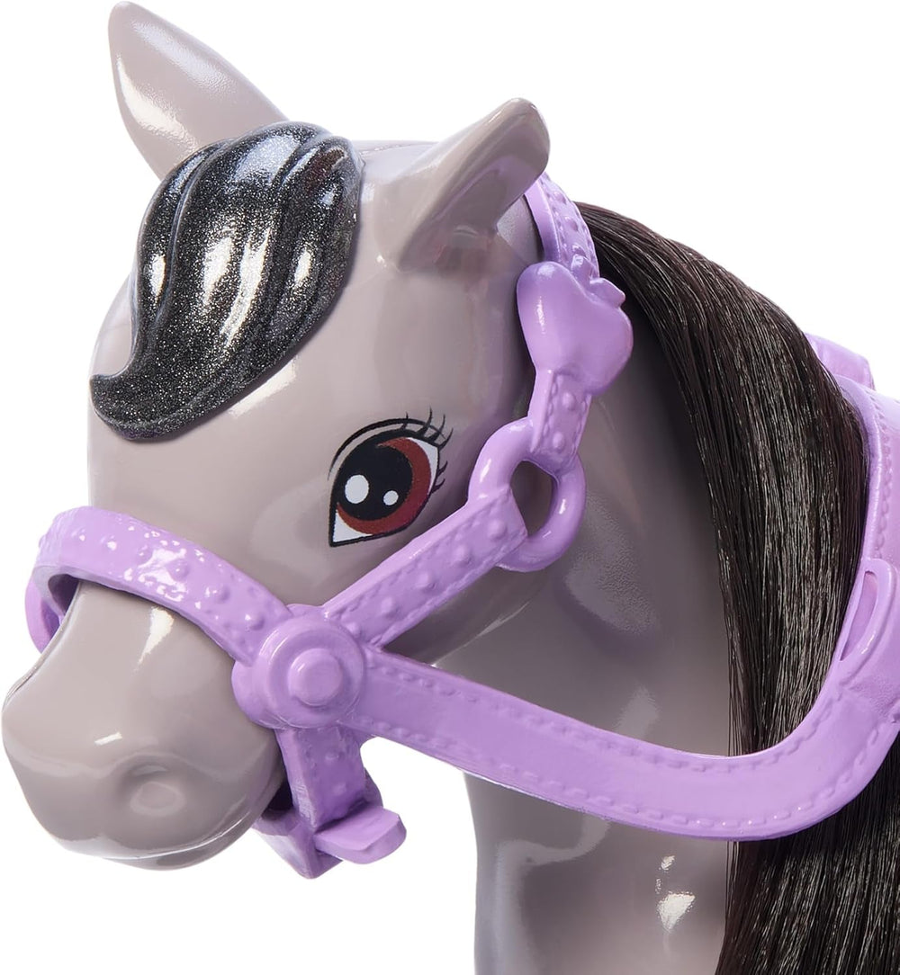 Barbie Chelsea und Pony Puppe und Pony - Aufsatteln zur Spielzeit für sicheres Sitzen auf dem Pferd, rosa Sattel und Steigbügeln, inklusive Helm und süßem Karo-Kleid, für Kinder ab 3 Jahren, HTK29