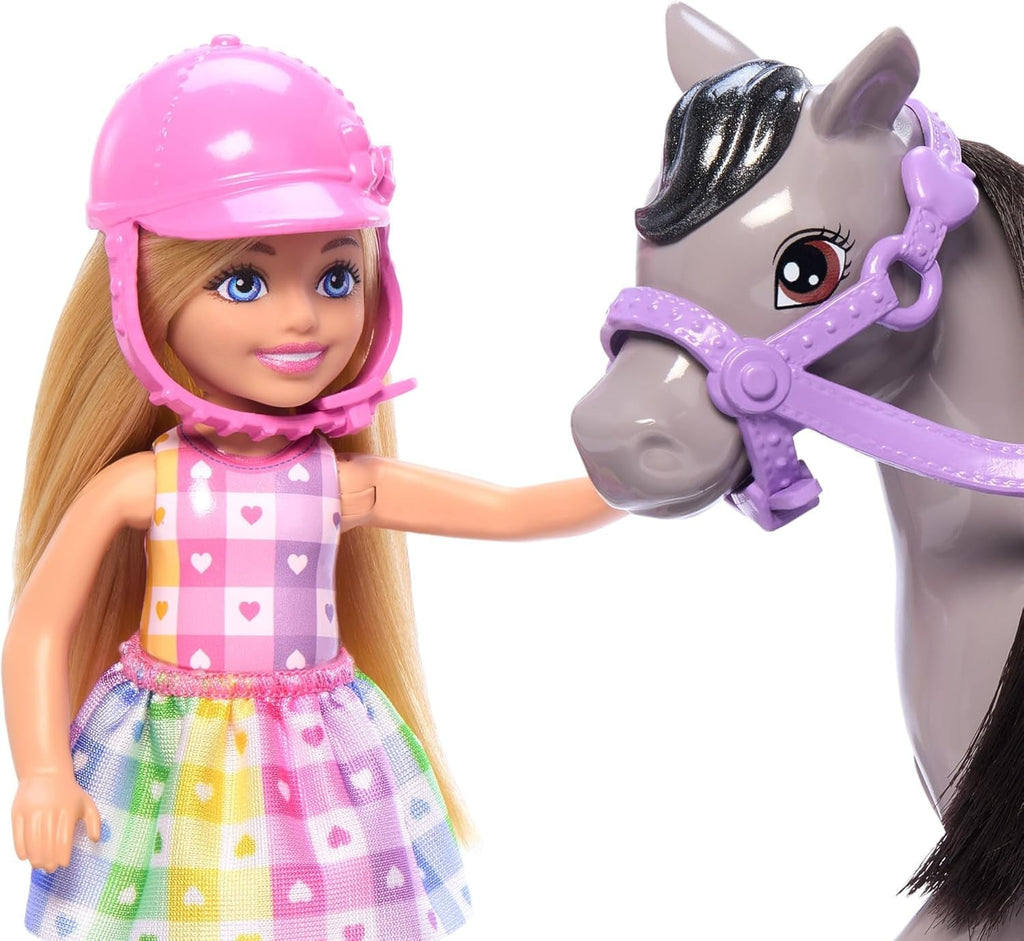Barbie Chelsea And Pony Păpușă și ponei - încalecă în timpul jocului pentru a sta în siguranță pe cal, șa roz și tije, include cască și rochie drăguță în carouri, pentru copii de la 3 ani, HTK29 Papusi Naty Shop