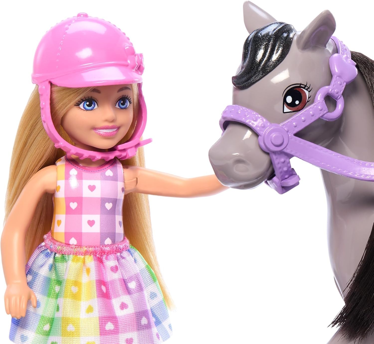 Păpușa Barbie Chelsea și Ponei - Înșuează-te pentru joacă și călărește în siguranță, șa și scărițe roz, include cască și rochie drăguță în carouri, pentru copii de la 3 ani în sus, HTK29