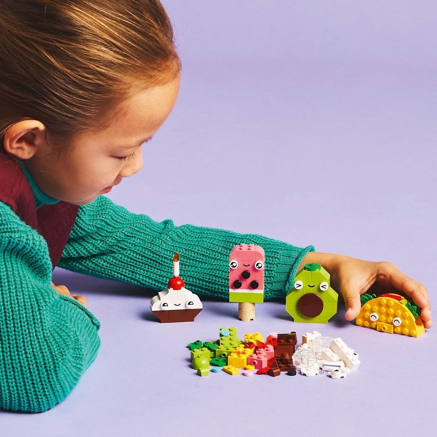 LEGO Classic Kreativer Snack Bauspaß, Spielzeug mit Essen für fantasievolle Rollenspiele, Bauset für Jungen und Mädchen ab 4 Jahren, Cupcake, Avocado, EIS am Stiel und Taco 11039