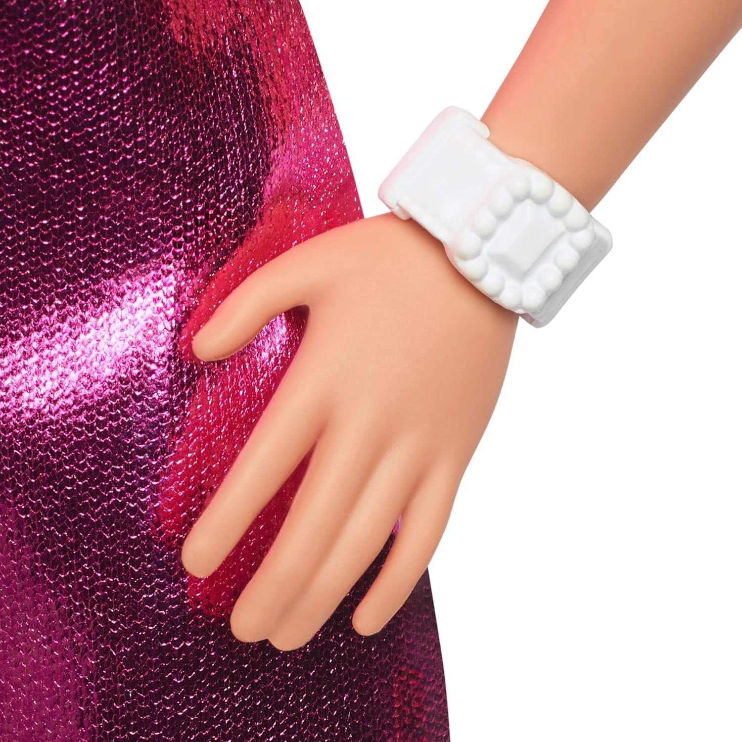 Barbie Fashionistas-Puppe Nr. 230 mit blondem Haar, rosa Metallic-Minikleid mit Herz-Aussparung, weißem Armband und High Heels, HYT88