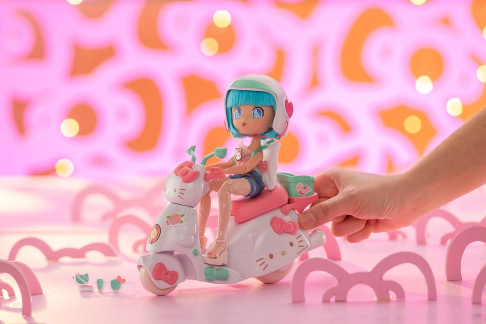 4SF -  Pretty Pink Scooter, Japanische Fashion Puppe mit Motorrad, Figur von 19,5 cm mit 15 Gelenkpunkten, Inklusive Helm und Tasche, Trägt EIN Top mit Mikroschorts, Famosa (HKTF3000)