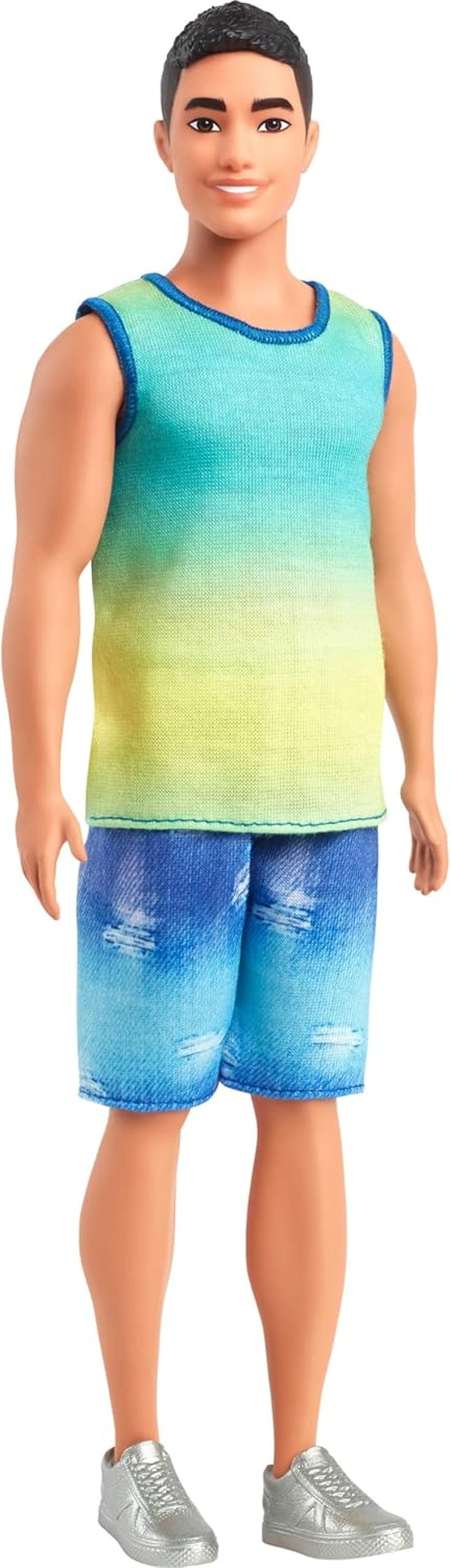 Păpușa Ken Barbie Fashionistas nr. 236 cu păr negru, maiou albastru-verzui ombré, pantaloni scurți din denim și adidași argintii, HYV00