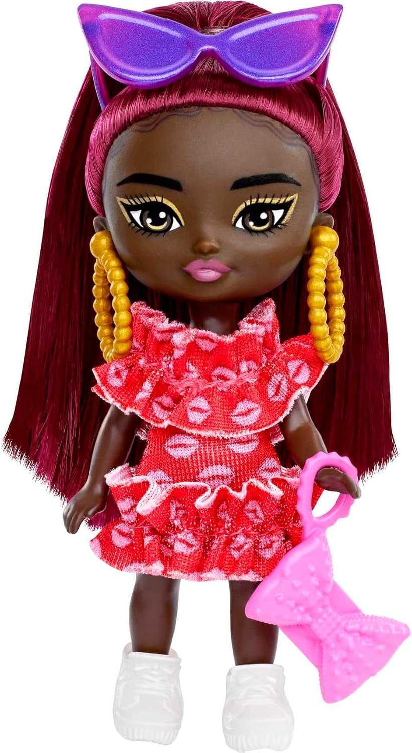 Barbie Extra Mini Minis, Extra Mini Minis Schwarze Barbiepuppe mit roten Haaren, rotem Kleid, Handtasche mit Schleife, Sonnenbrille und anderem Barbiezubehör, Geschenk für Kinder ab 3 Jahren,HLN47