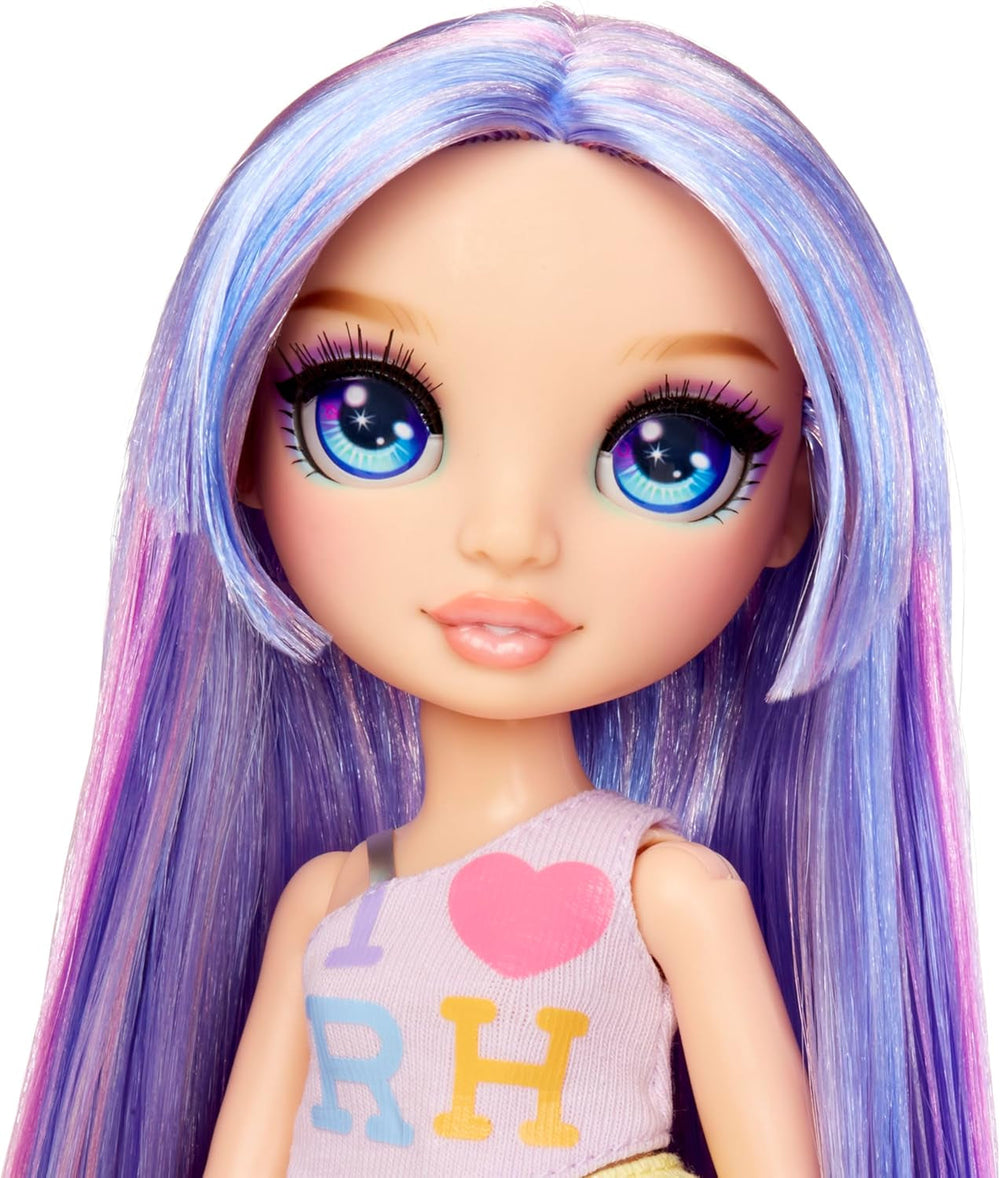 Păpușa Rainbow High My Fashion Style - Violet - 28 cm Păpușă la modă mov cu ținută atrăgătoare și geantă elegantă, pentru joacă, pozat, colecționare, pentru copii cu vârsta cuprinsă între 4 și 12 ani