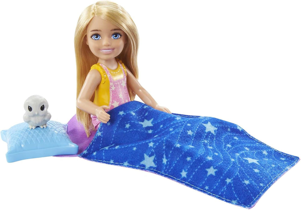 Seria Barbie Chelsea, Păpușă Chelsea Camping cu păr blond, Bufniță de companie, Sac de dormit, Pernă, Lanternă, Binoclu, Accesorii de camping, Cadou pentru copii, Jucărie pentru vârsta de 3 ani și peste, HDF77