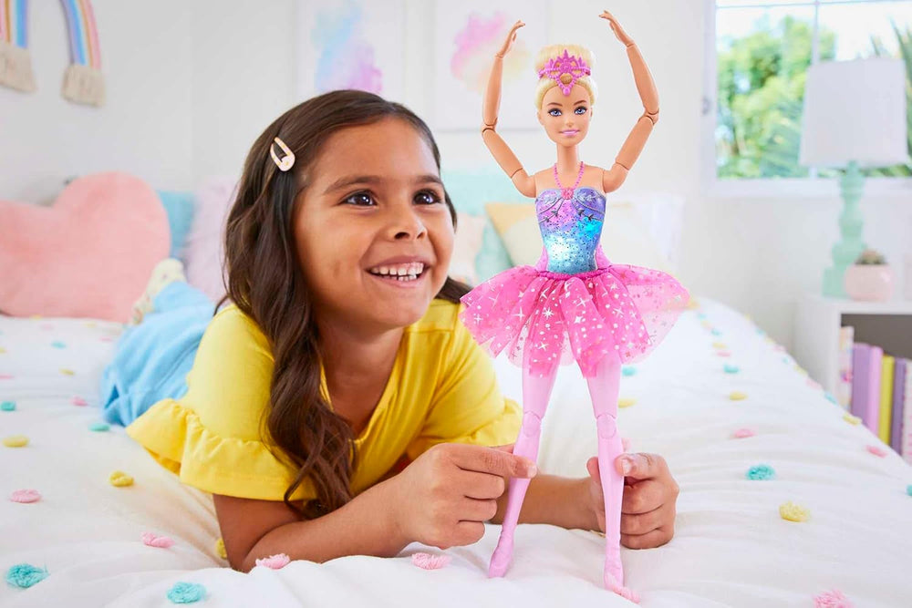 Păpușa Barbie Dreamtopia Balerina Magică cu Lumini, cu tutu roz și păr blond, 5 efecte luminoase și sonore, Barbie poziționabilă, vârste 3+, HLC25