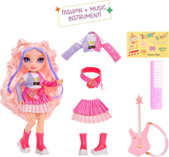 Rainbow High Junior High Rock Band - Bella, Pink - 23 cm Modepuppe mit Bassgitarre, Individuell mit Aufklebern Gestaltbar, Beweglich, Süßes Spielzeug für Kinder ab 4 Jahren