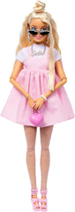 Păpușa Barbie Deluxe Style nr. 3 cu ținută Barbiecore, păr blond prins într-un coc înalt, rochie roz pastel cu fundă supradimensionată și accesorii precum colanți plasă, HYV27