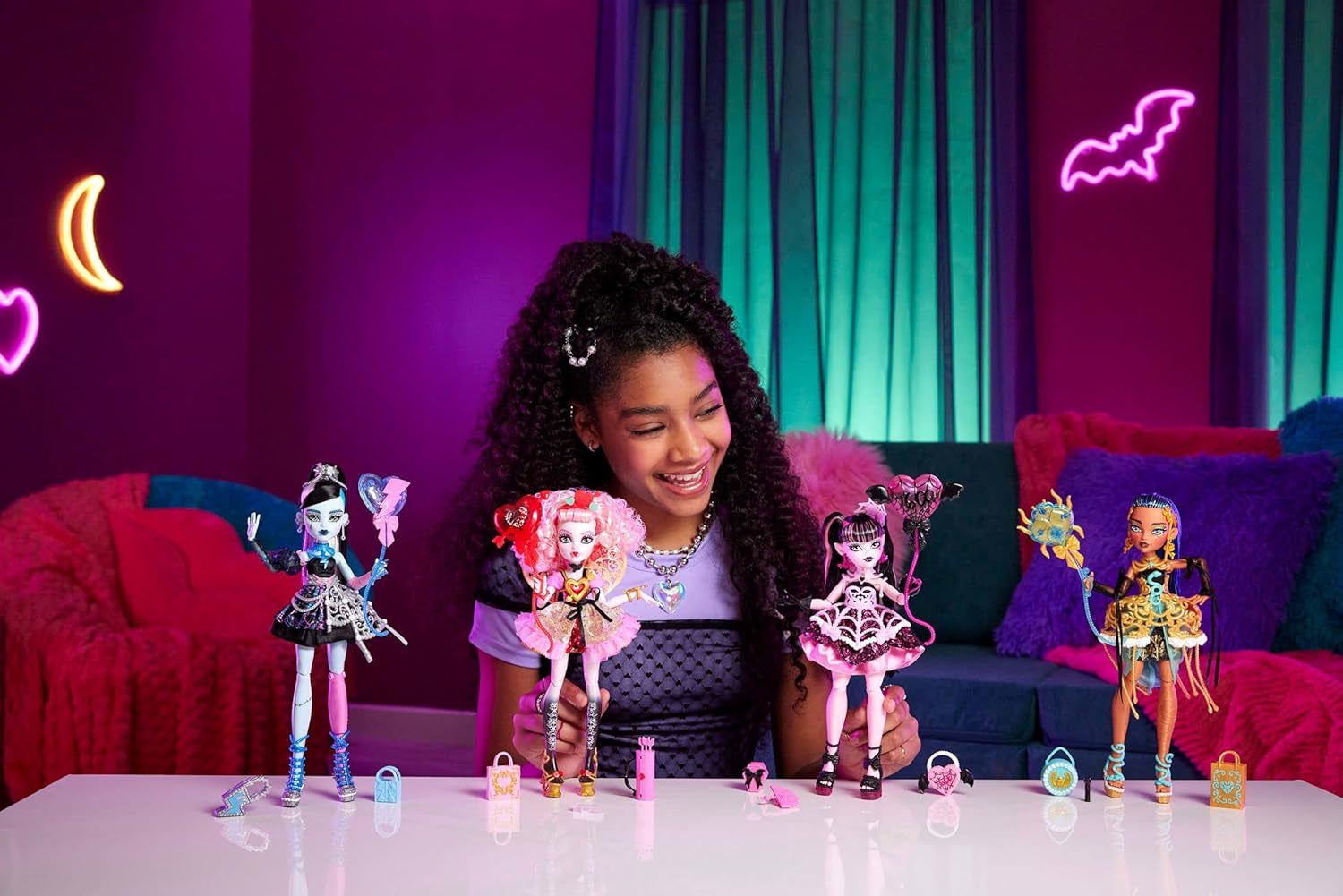 Păpușa Monster High Scary Sweet Birthday, Cupid Asteria, într-o rochie de petrecere roz și roșie, cu accesorii tematice precum invitație, balon, cadou și multe altele, JBG77