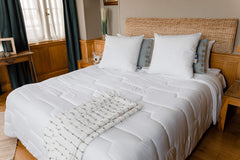 COLAS NORMAND Anti-Milben- und antibakterielle Steppdecke, leicht, 200 x 200 cm, langanhaltende Wirkung, perfekte Hygiene, Mikrofaser, weich und bequem, waschbar, französisch, weiß 53130248 Naty Shop Steppdecken und Quilts