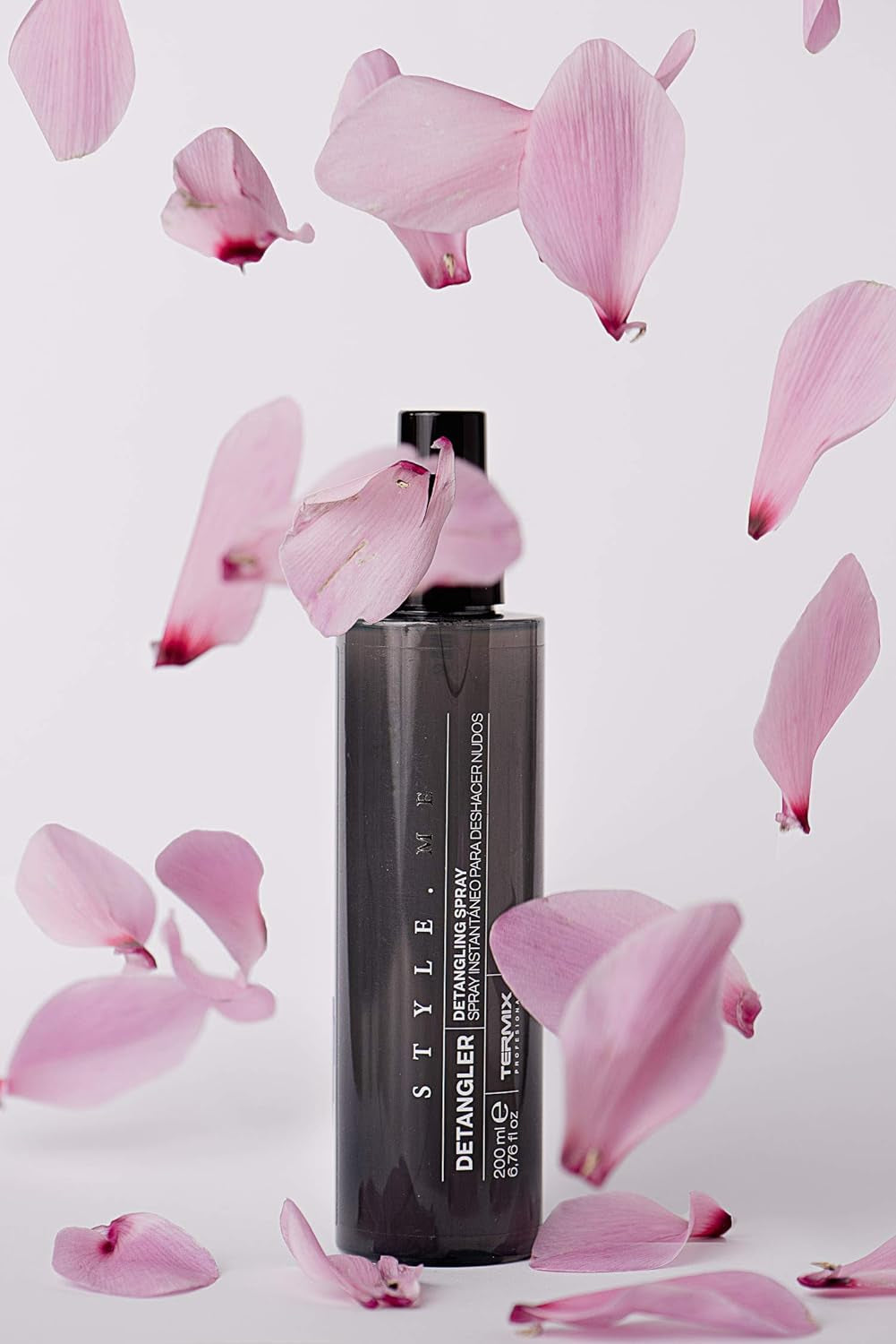 Spray de descurcare Style.Me Produs pentru descurcarea parului. Produs pentru descurcarea parului instant de la Termix. Formulă îmbogățită cu ulei de ricin. Mărime: 200 ml. Produse pentru descurcarea părului Naty Shop