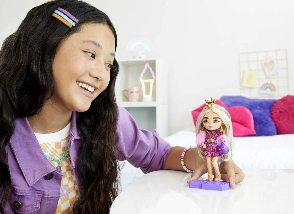 Barbie Extra Minis, blondem Pferdeschwanz, Goldener Krone, Ohrringen und Königinnengürtel, lila Diamanttasche, rosa Paillettenkleid, inkl. Barbiepuppe, Geschenk für Kinder ab 3 Jahren,HJK67