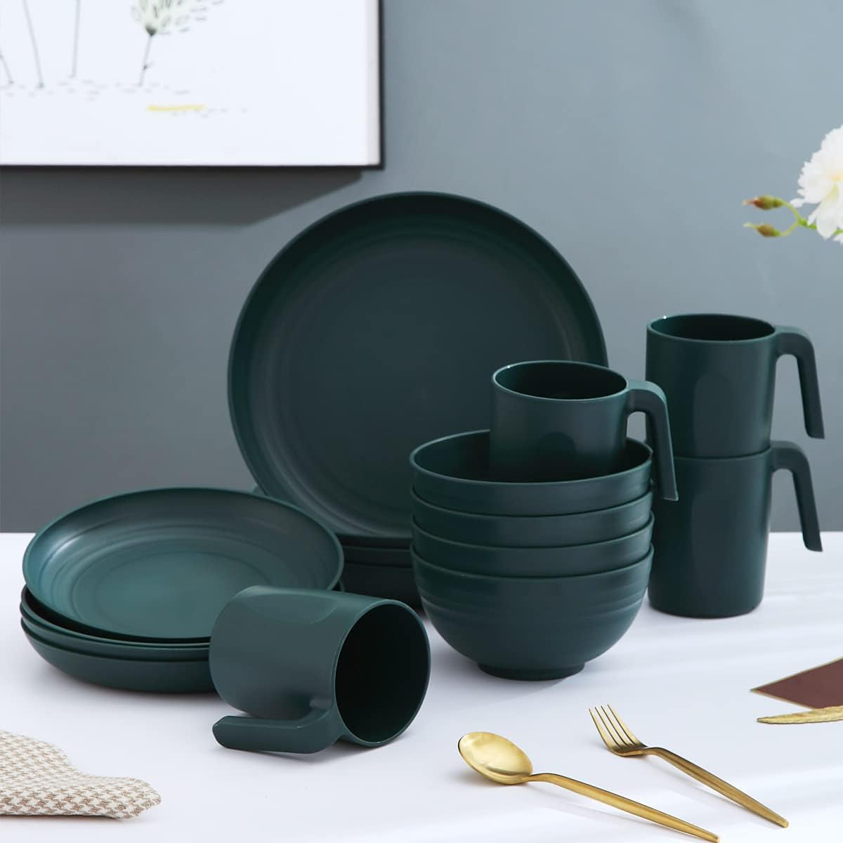 Set de veselă Kyraton din plastic incasabil și reutilizabil, format din 16 piese. Farfurii, căni, boluri și vase ușoare. Ușor de transportat și de curățat. Fără BPA. Pentru 4 persoane.