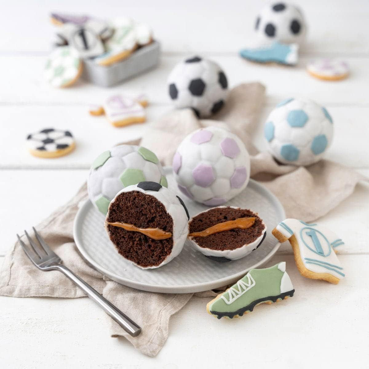 Zenker 12Er Muffinform – Muffinbackblech Für Muffins Und Cupcakes Aus Der Serie Soccer Baking– Hitzebeständiges 12Er Muffinblech Mit Antihaftbeschichtung, Schwarz Formen und Bleche zum Backen Naty Shop